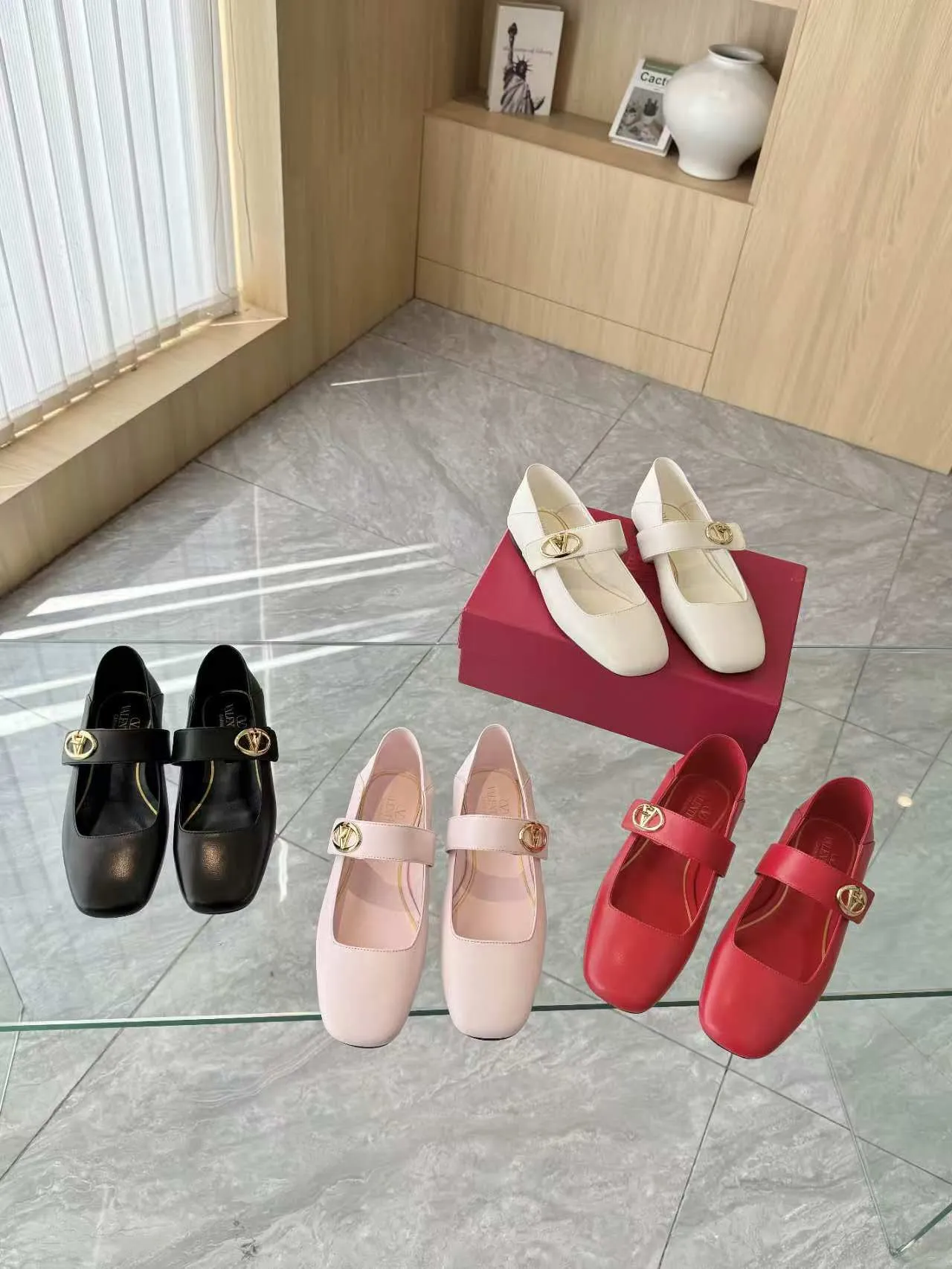 👟👟Ex-factory price 440👟👟 Genuine leather sole +40 Top version 𝑉𝐴𝐿𝐸𝑁𝑇𝐼𝑁𝑂 Valentino new autumn women's flat shoes, fashionable and versatile, definitely worth buying★Absolutely high-grade❥Original method Absolutely sensual❥Elegant style Create a different feeling, simple and elegant style!  Code number: 35-41 (34-42 customized, non-refundable) Fabric: Imported sheepskin Inner feet: Inner sheepskin Leather outsole Rubber outsole